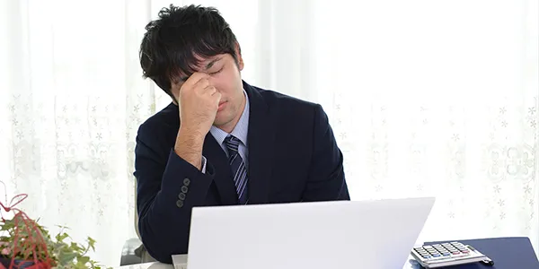 うまくいかないオンライン商談に悩む社員のイメージ