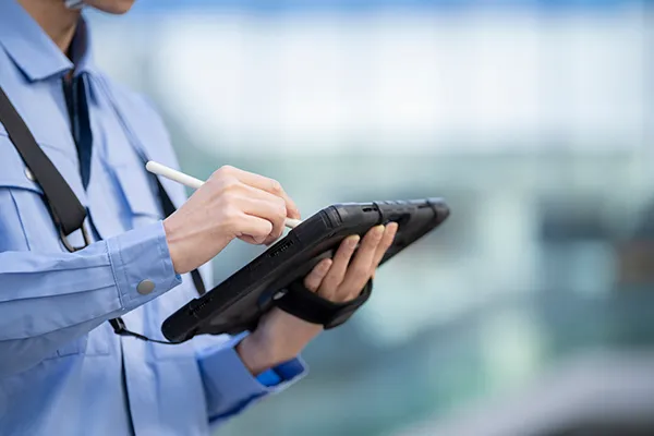 建設業で働く人がタブレットを使って仕事をしているイメージ画像