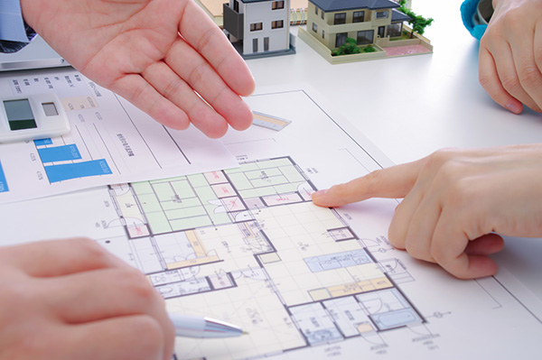 建設業の営業が顧客に提案をしているイメージ写真