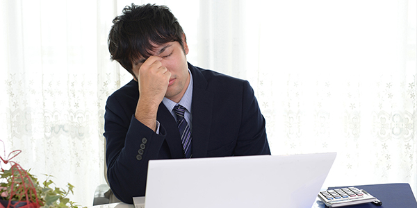 うまくいかないオンライン商談に悩む社員のイメージ