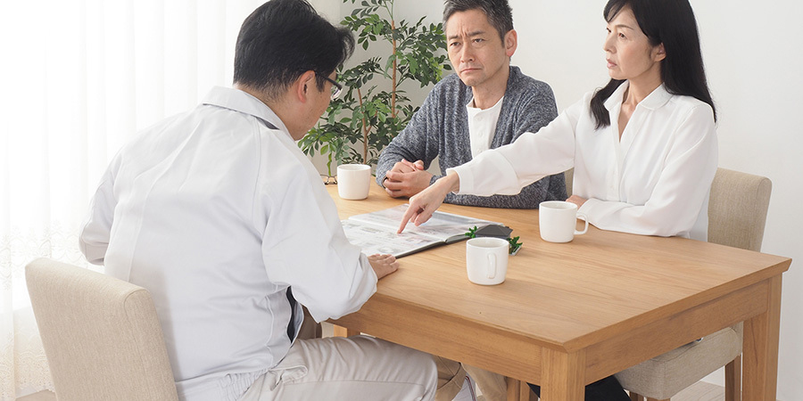 施主と建設会社スタッフの打ち合わせのイメージ