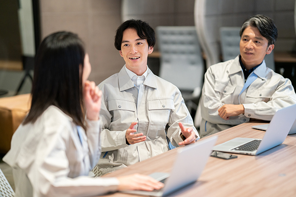 建設業で働く人が対話しているイメージ画像